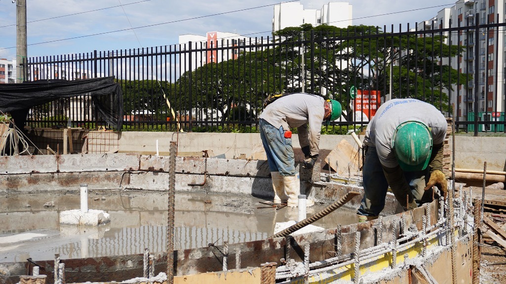 Operarios de obra trabajando en la cimentación y estructura