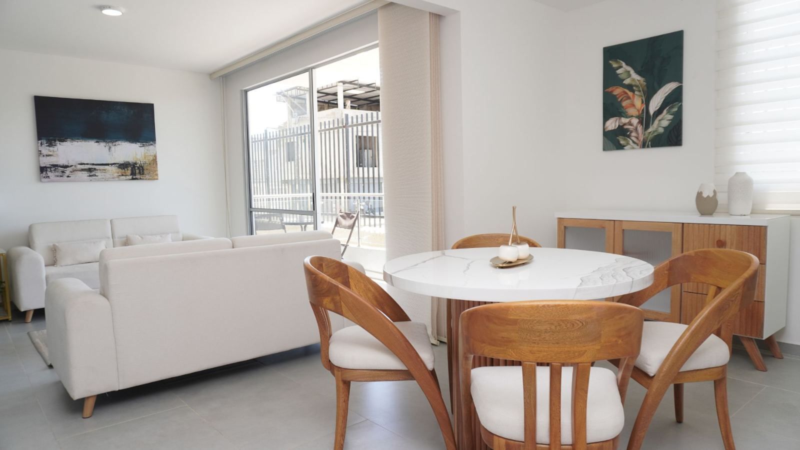 Comedor y sala del apartamento modelo
